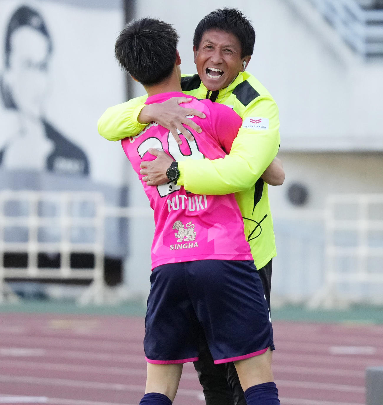 C大阪対福岡　後半31分、勝ち越しゴールを決めたC大阪FW加藤（手前）と抱き合う代行指揮を執る小菊コーチ（撮影・清水貴仁）