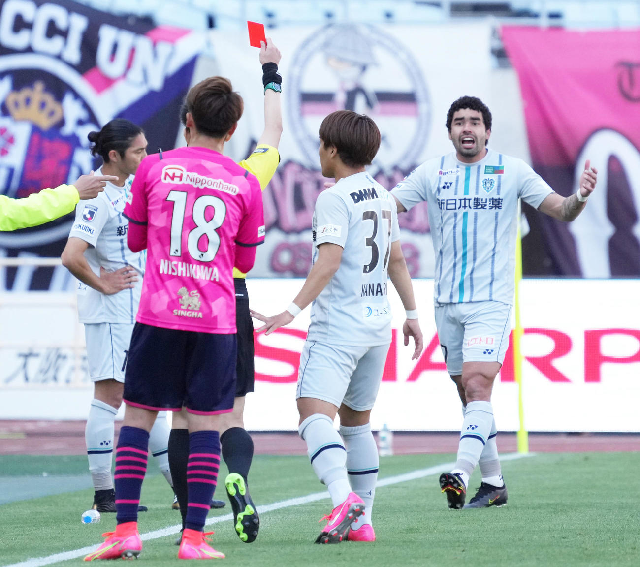 C大阪対福岡　前半14分、福岡DF志知（左奥）が著しく不正なプレーによりレッドカードで即退場となる（撮影・清水貴仁）
