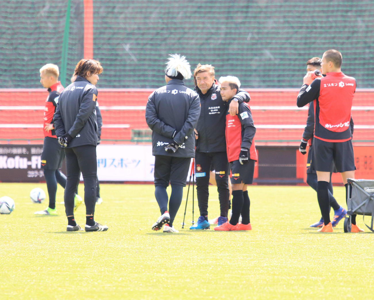 練習を終え、札幌MFチャナティップ（左から5人目）の肩を抱くペトロビッチ監督（同4人目）（撮影・保坂果那）