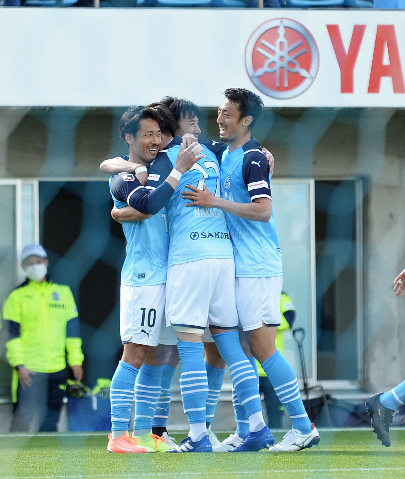 後半18分に追加点を奪い、喜び合う磐田の選手たち。左端はゴールを決めたMF山田
