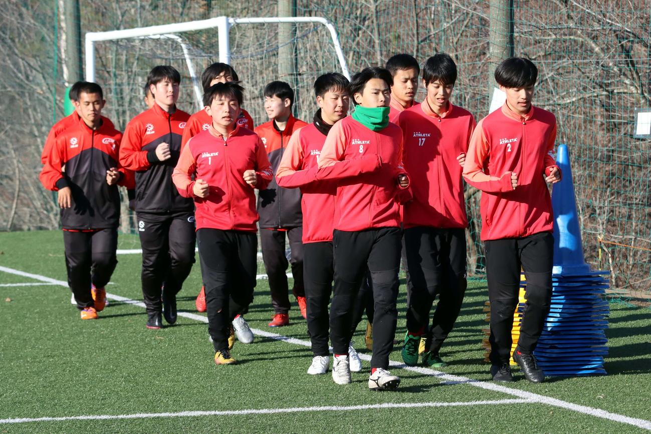 1年生を加え本格スタートしたクラーク札幌大通キャンパスサッカー部の選手たち（撮影・永野高輔）
