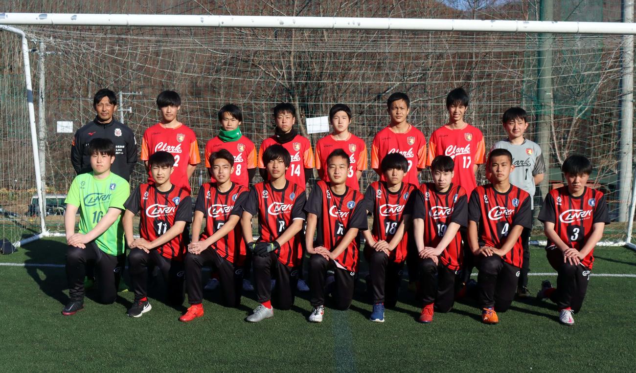 ユニホームを着用した1年生（前列）を加え初の公式戦へ意気込むクラーク札幌大通キャンパスサッカー部の選手たち（撮影・永野高輔）