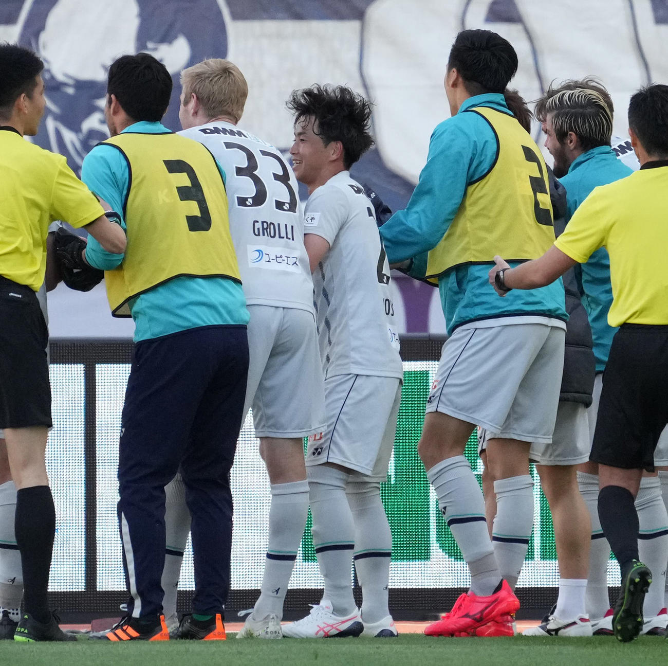 C大阪対福岡　後半22分、先制ゴールを決め、チームメートと喜ぶ福岡MF吉岡（中央）（撮影・清水貴仁）