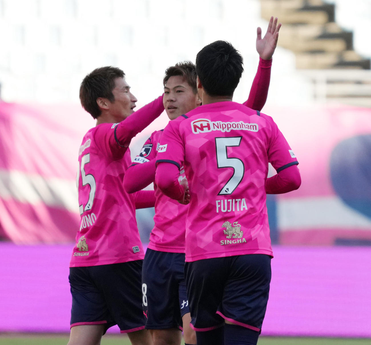 C大阪対福岡　後半24分、ミドルシュートを決め、祝福されるC大阪FW中島（中央）（撮影・清水貴仁）