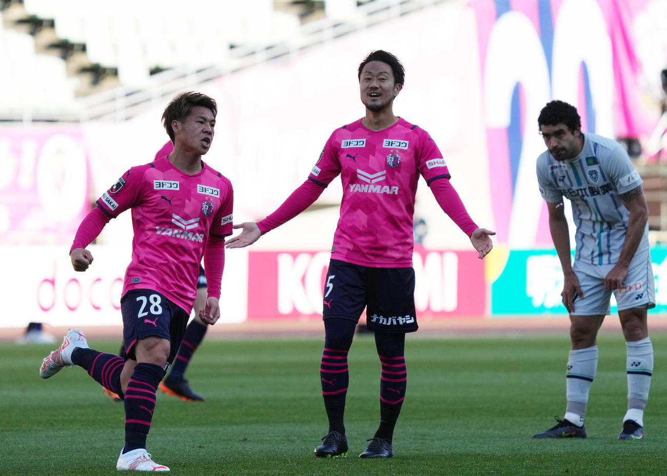 C大阪対福岡　後半24分、ミドルシュートを決めるC大阪FW中島（左）（撮影・清水貴仁）