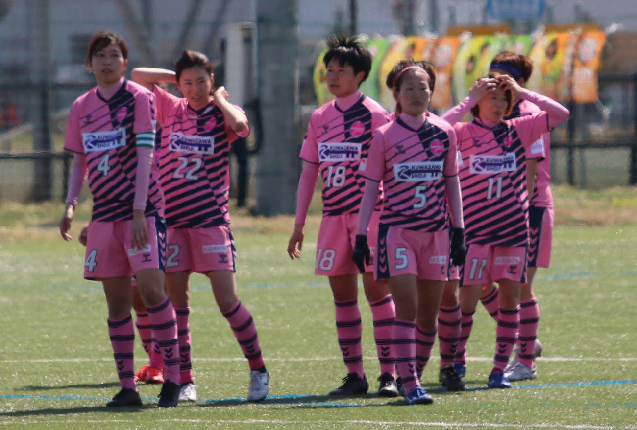 ホーム開幕戦で敗れ、肩を落とすノルディーア北海道の選手たち（撮影・山崎純一）