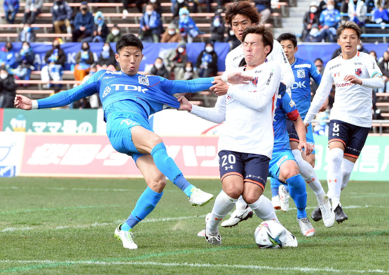 後半、シュートを放つ秋田FW斎藤（左）（撮影・山田愛斗）