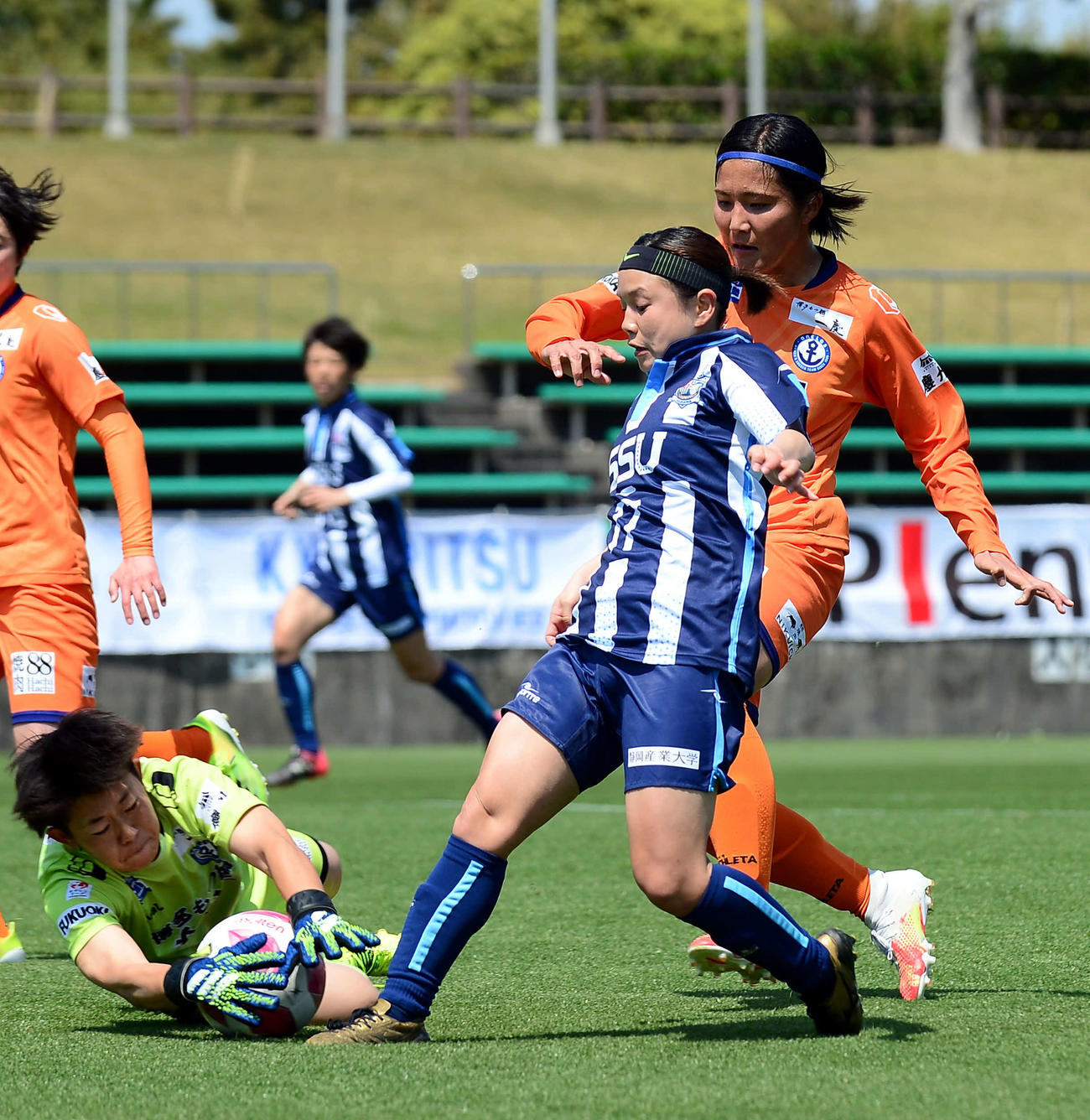 前半、静岡SSUアスレジーナFW藤田（手前）がゴールに迫るもGKに阻止される