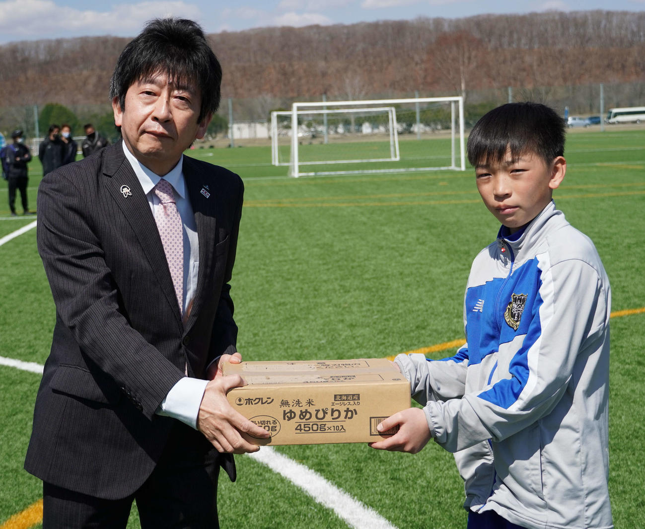 優勝チームに副賞を手渡すJA全農の新妻部長