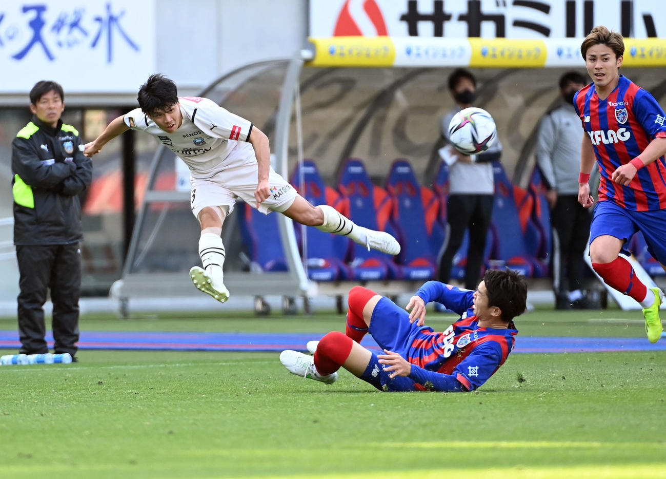 東京対川崎F　後半、MF三笘にパスを出す川崎F・DF山根（撮影・たえ見朱実）