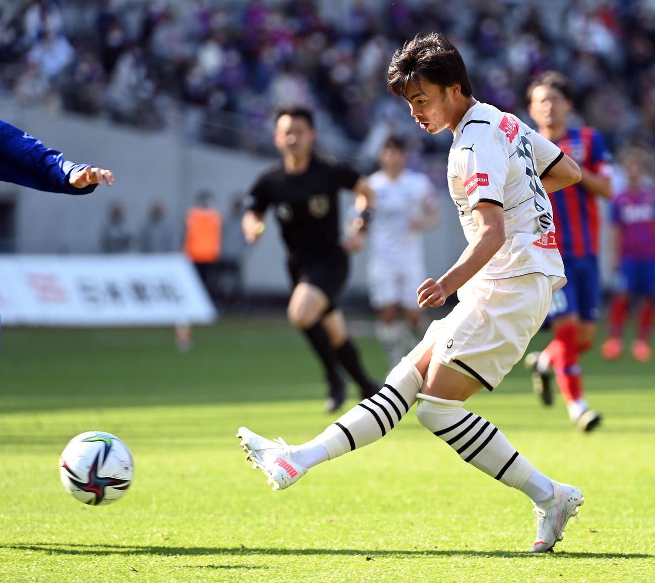 東京対川崎F　後半16分、ゴールを決める川崎F・MF三笘（撮影・たえ見朱実）