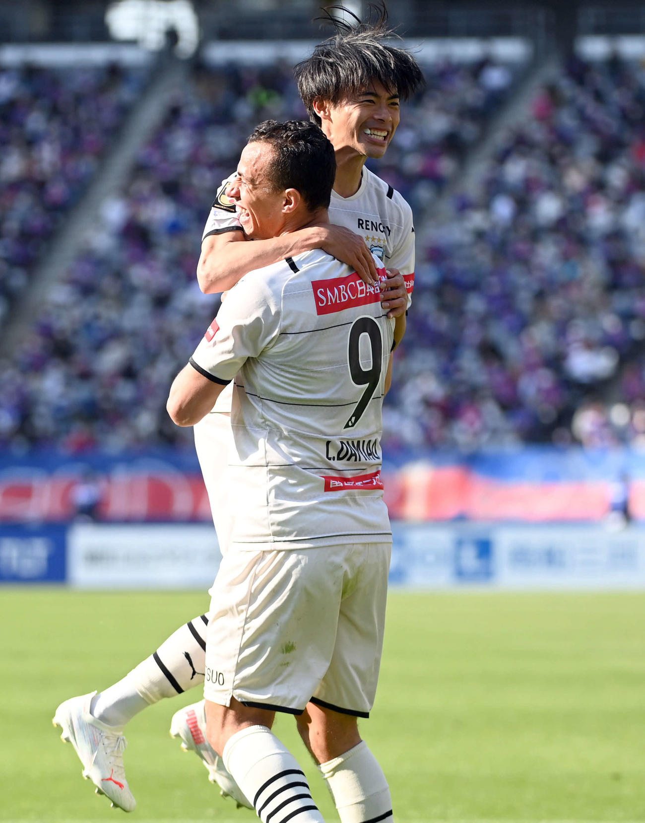 東京対川崎F　後半30分、ゴールを決め喜ぶ川崎F・FWレアンドロ・ダミアン（右）とMF三笘（撮影・たえ見朱実）