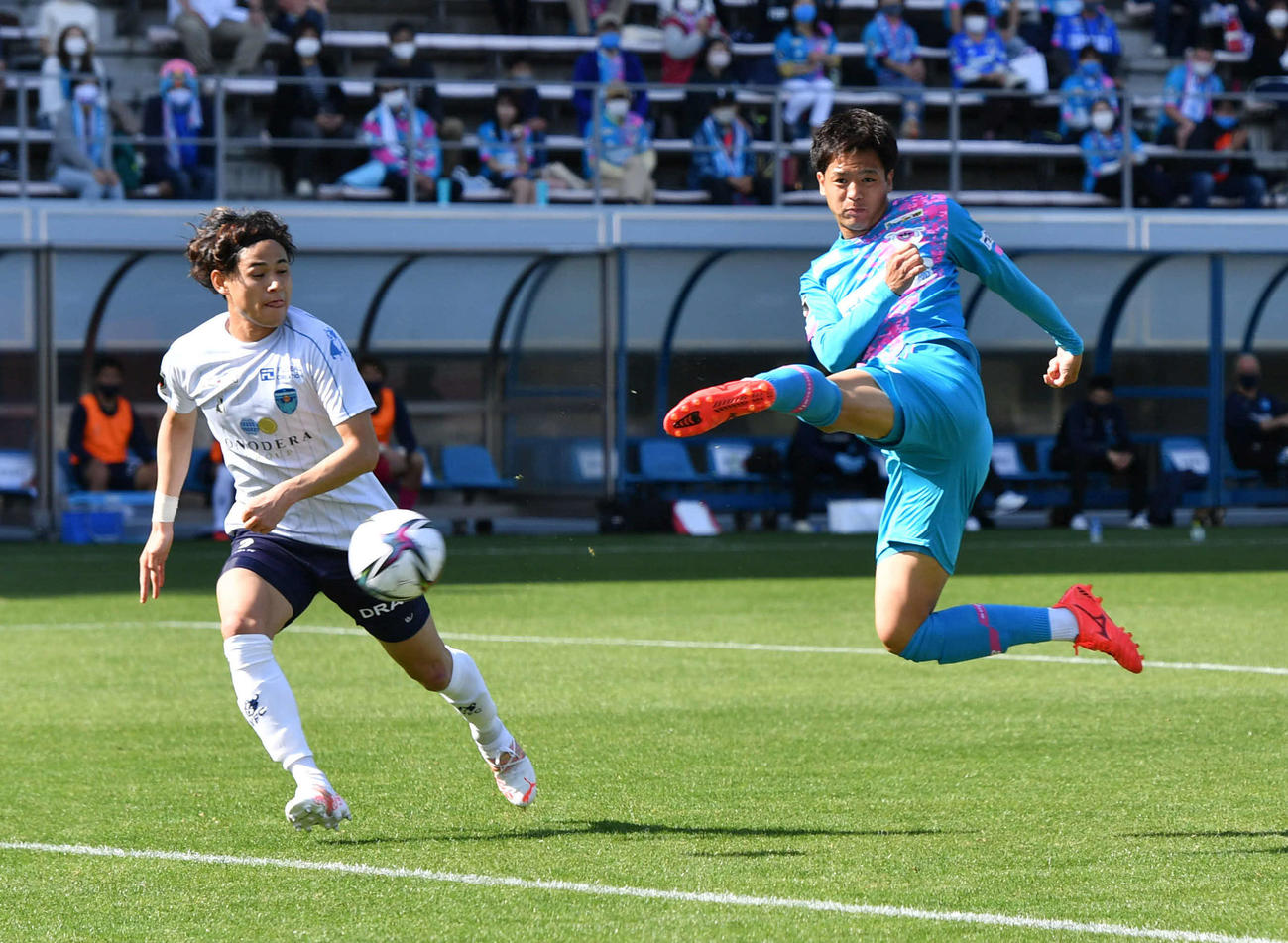 鳥栖対横浜FC　前半、ボレーシュートで先制ゴールを決めた鳥栖FW山下（撮影・岩下翔太）