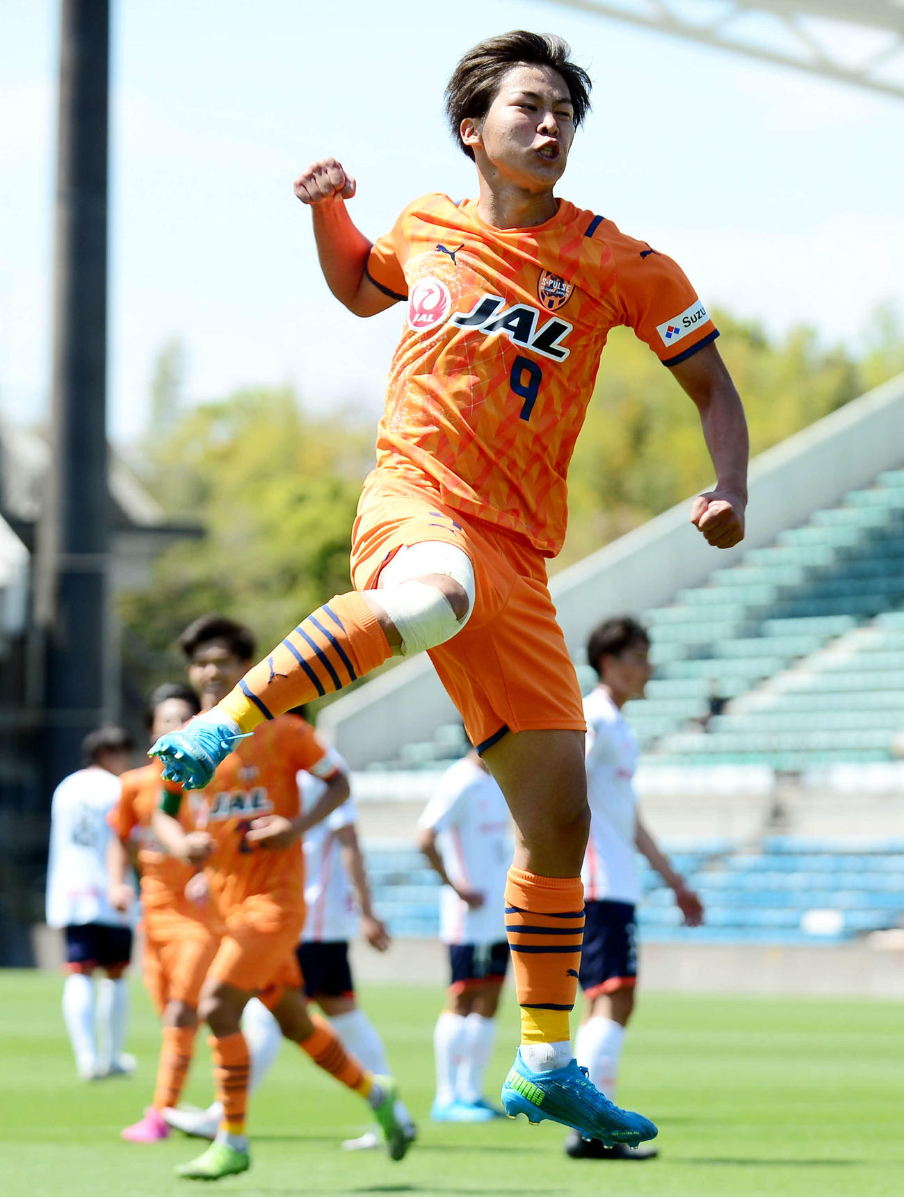 決勝点を奪い、ガッツポーズの清水ユースFW千葉
