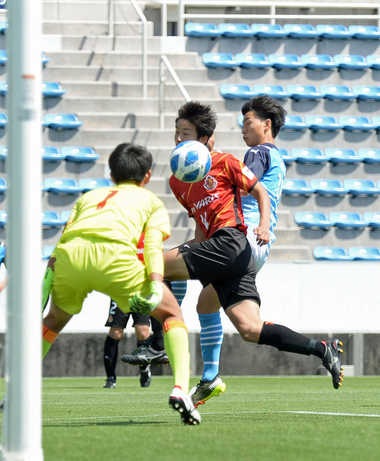 前半7分、先制点を決める磐田U－18FW西村（右奥）