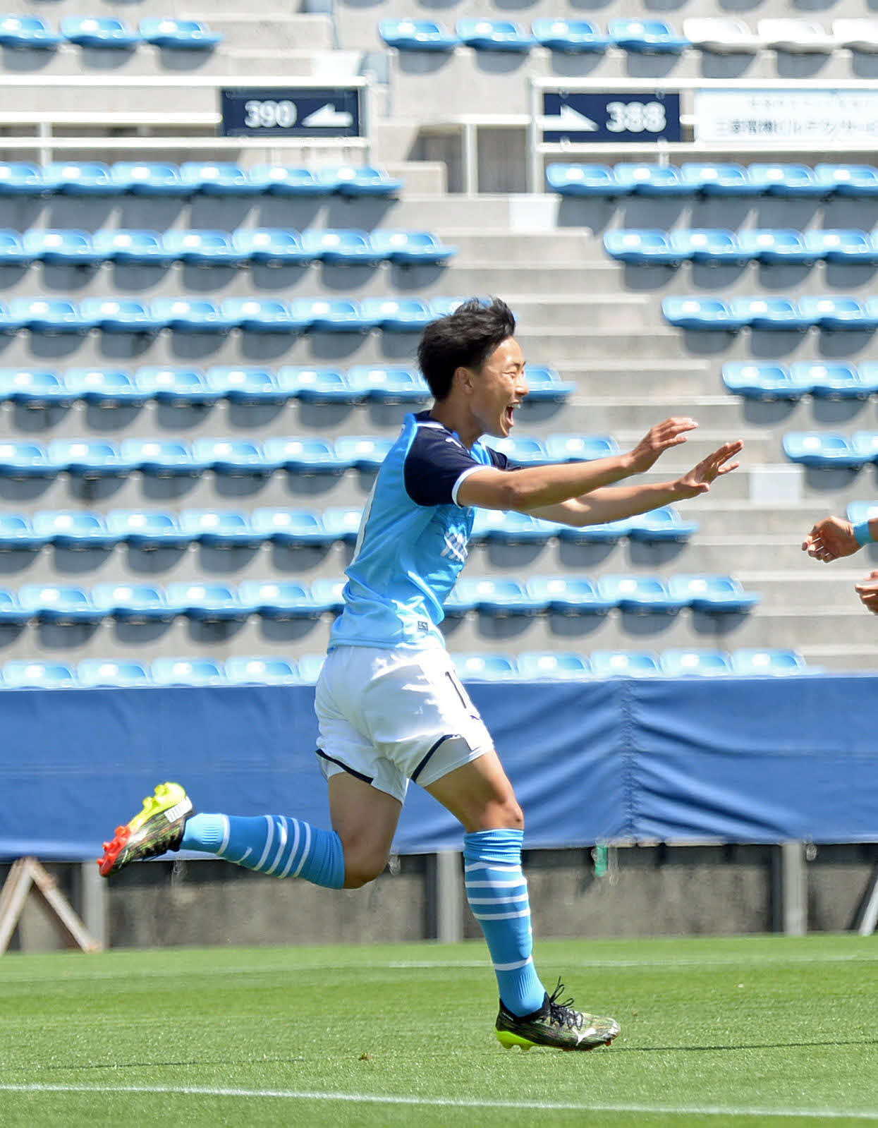 先制点を挙げ、歓喜する磐田U－18FW西村