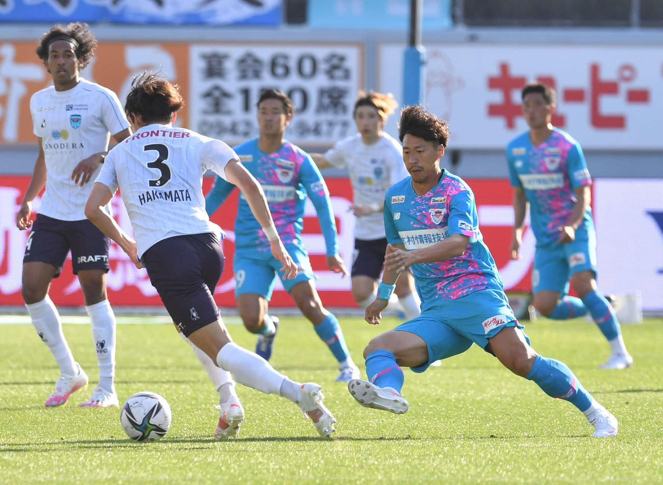 鳥栖対横浜FC　後半、横浜FC・DF袴田（背番号3）と競り合う鳥栖FW豊田（撮影・岩下翔太）