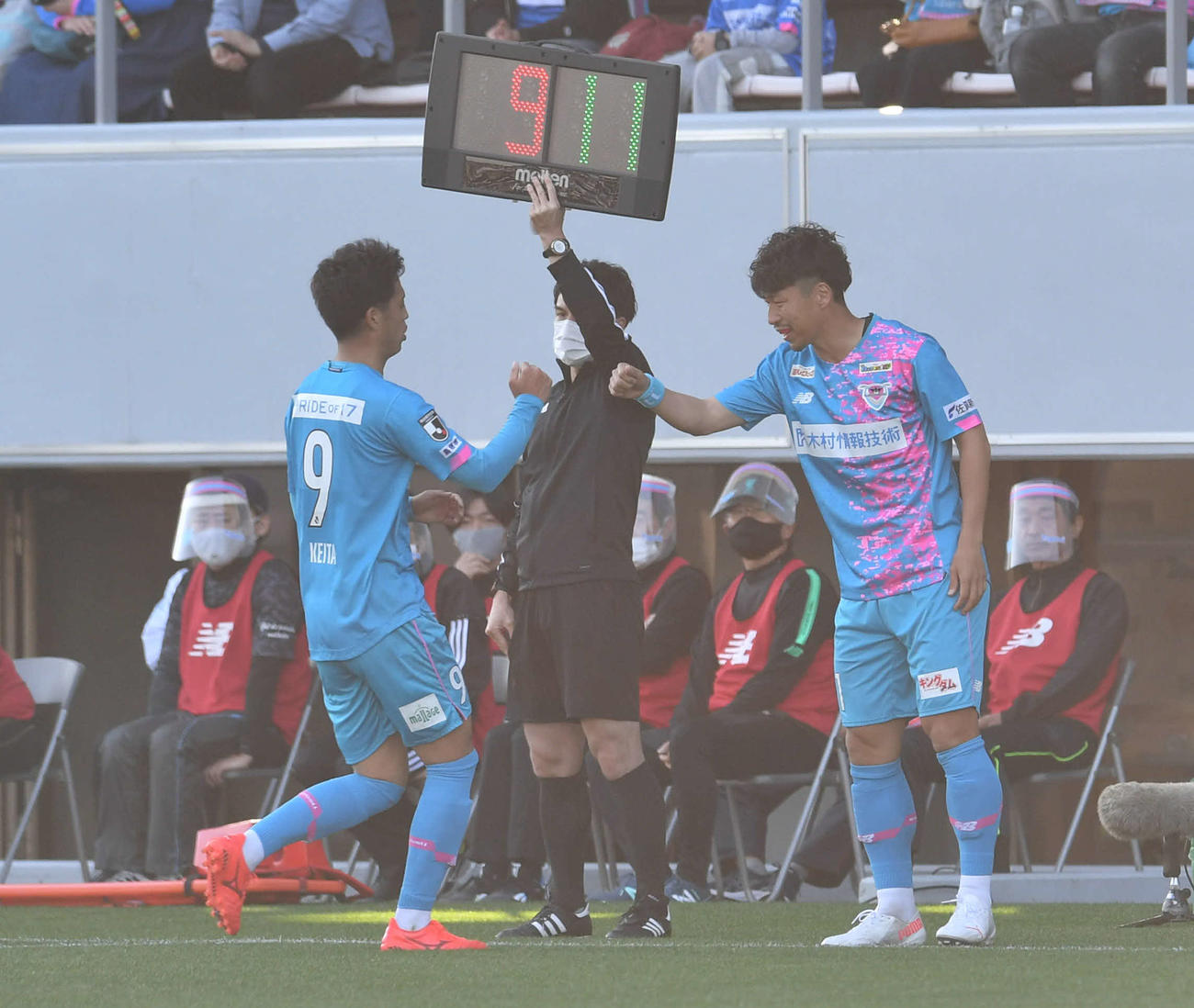 鳥栖対横浜FC　後半、FW山下（左）に代わって試合に出場した鳥栖FW豊田（撮影・岩下翔太）