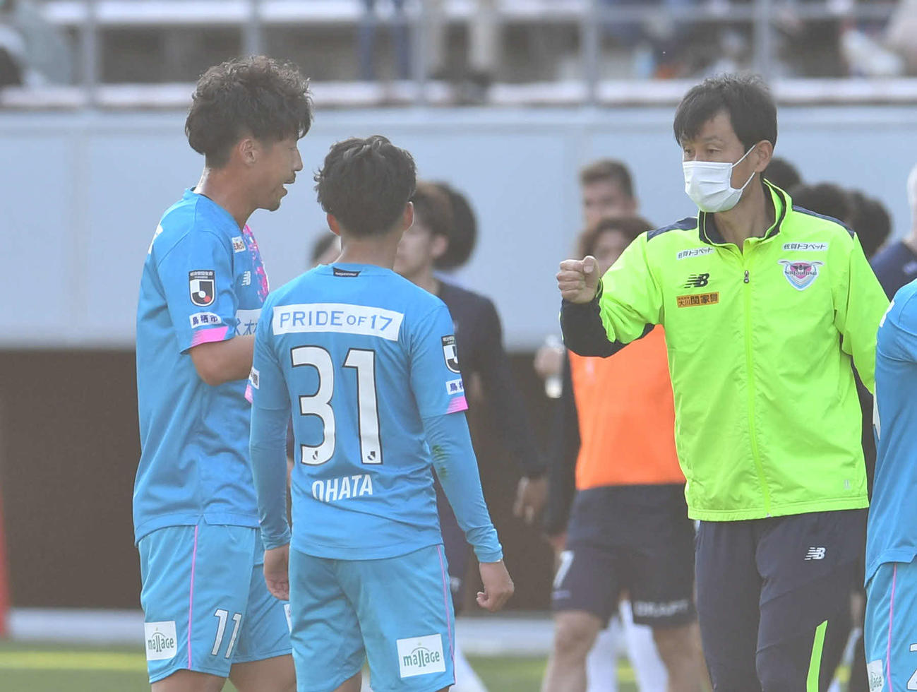 鳥栖対横浜FC　通算300試合出場を達成したFW豊田（左端）とグータッチする鳥栖・金監督（撮影・岩下翔太）