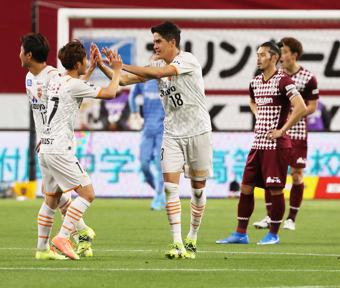 神戸対清水　後半に先制ゴールを決めた清水DFエウシーニョ（中央）は、チームメートとハイタッチ（撮影・清水貴仁）