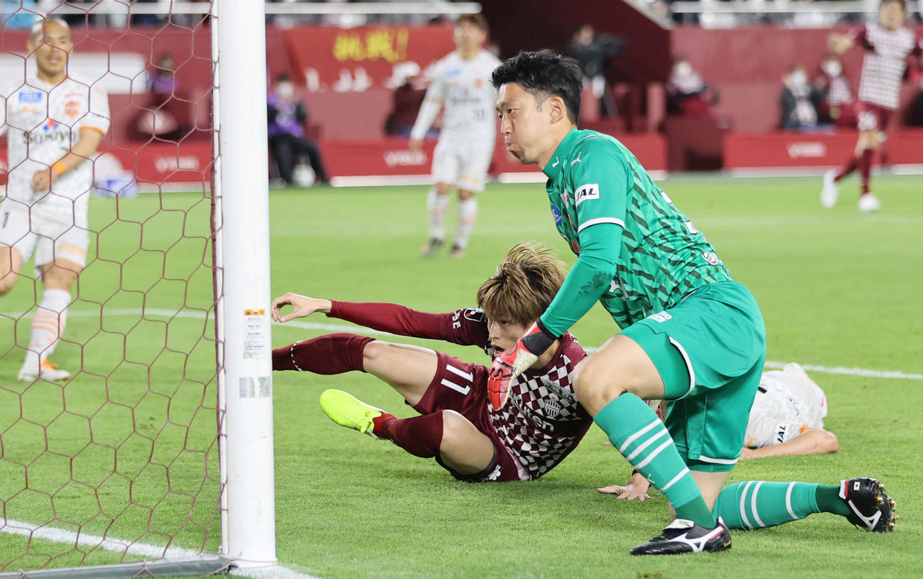 神戸対清水　後半、ゴール前のクロスに飛び込み同点ゴールを決める神戸MF古橋（撮影・清水貴仁）