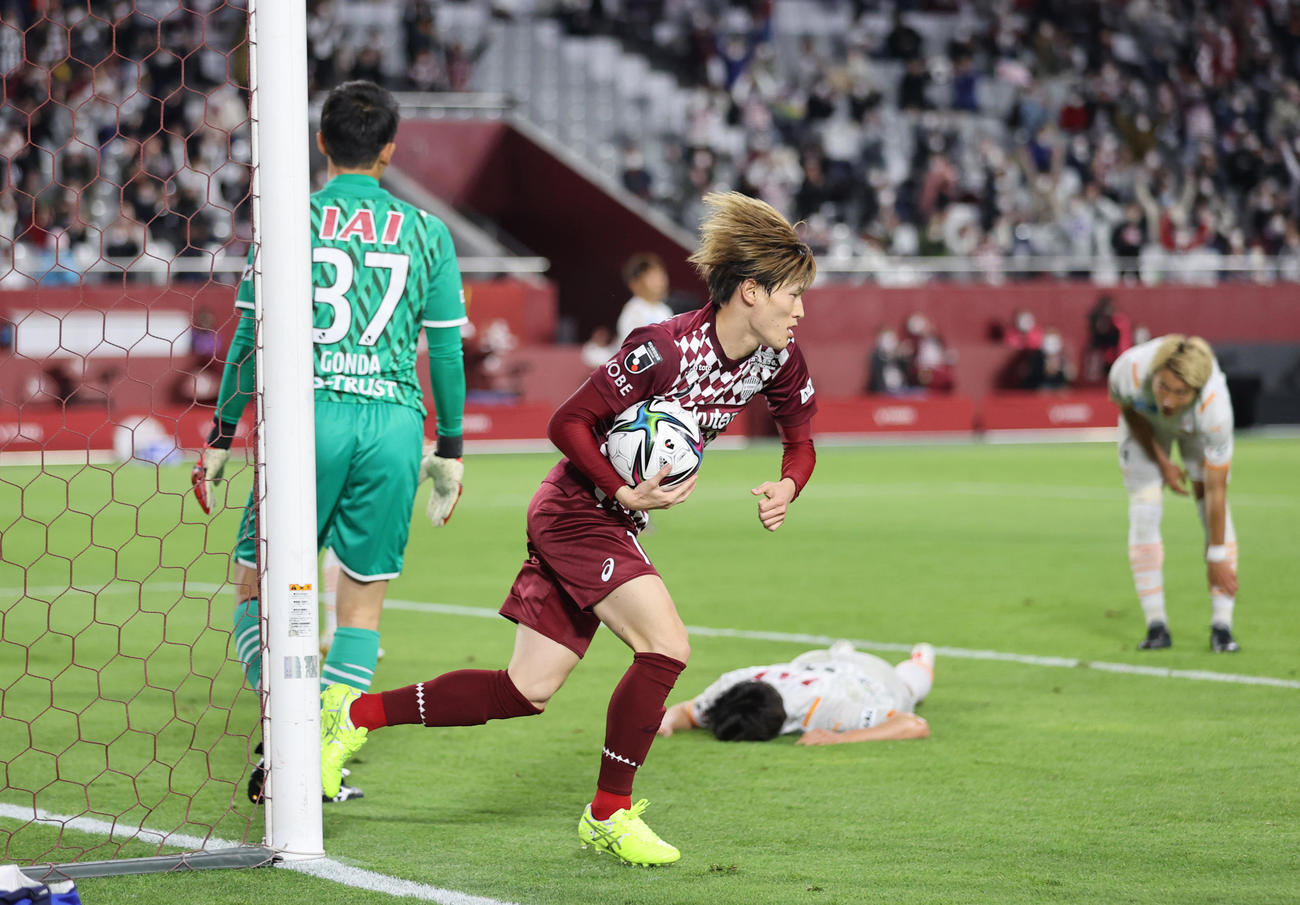 神戸対清水　後半43分、ゴール前のクロスに飛び込み同点ゴールを決めた神戸MF古橋（撮影・清水貴仁）