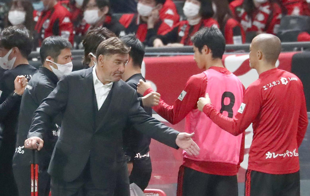 札幌対鹿島　試合後、選手、スタッフと握手する札幌ペトロビッチ監督（撮影・黒川智章）