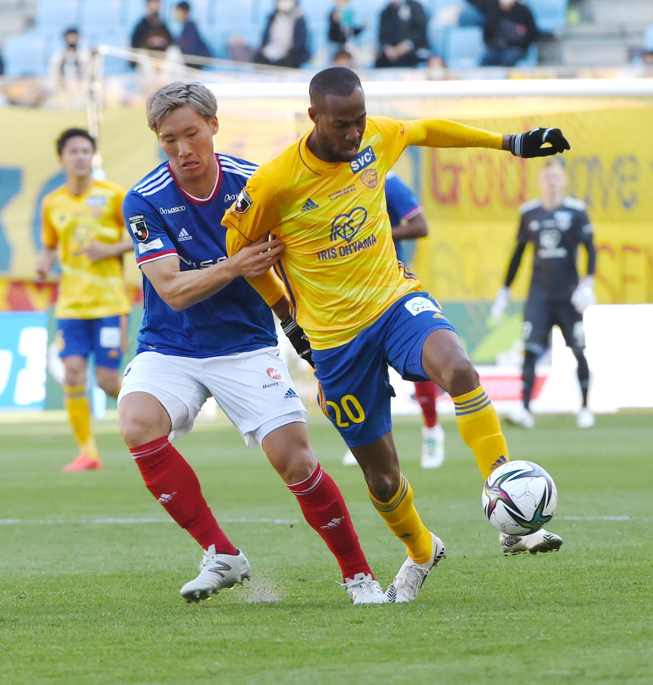 仙台対横浜　仙台FWマルティノス（右）をマークする横浜DF畠中（撮影・山田愛斗）