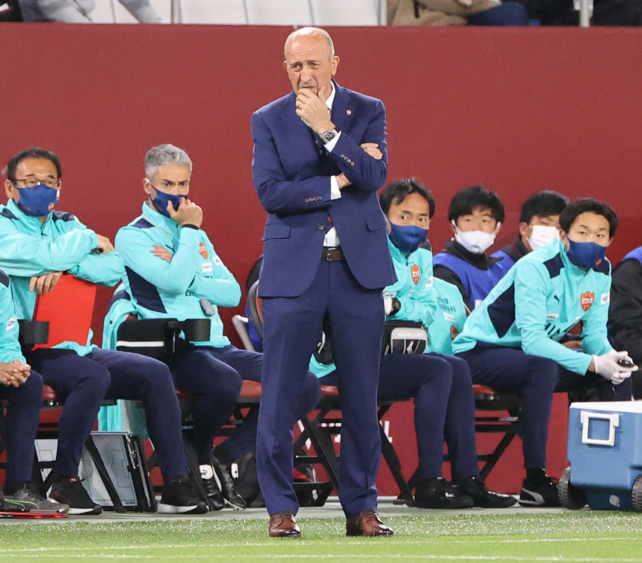 神戸対清水　前半、戦況をみつめる清水ロティーナ監督（撮影・清水貴仁）