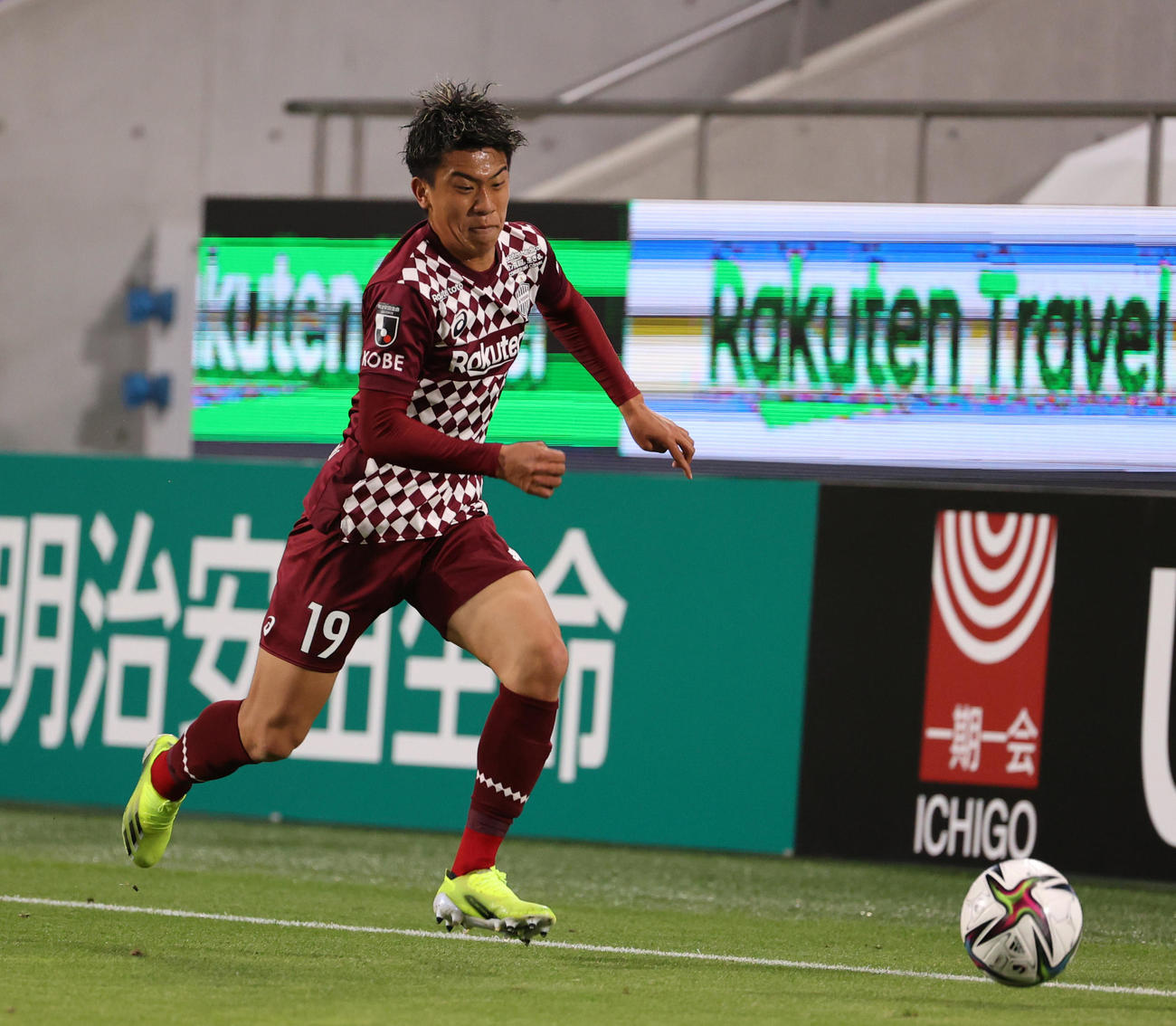 神戸対清水　後半途中から出場し左サイドを攻める神戸DF初瀬（撮影・清水貴仁）