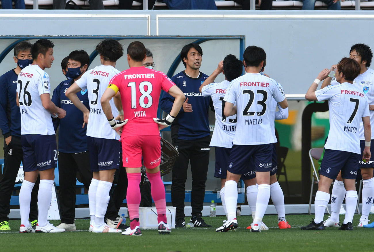 鳥栖対横浜FC　前半、横浜FC早川監督（中央）は飲水タイムでイレブンに指示を出す（撮影・岩下翔太）