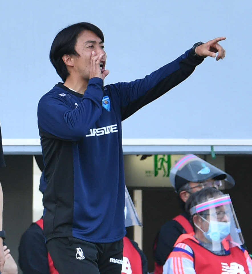 鳥栖対横浜FC　前半、イレブンに指示を出す横浜FC早川監督（撮影・岩下翔太）