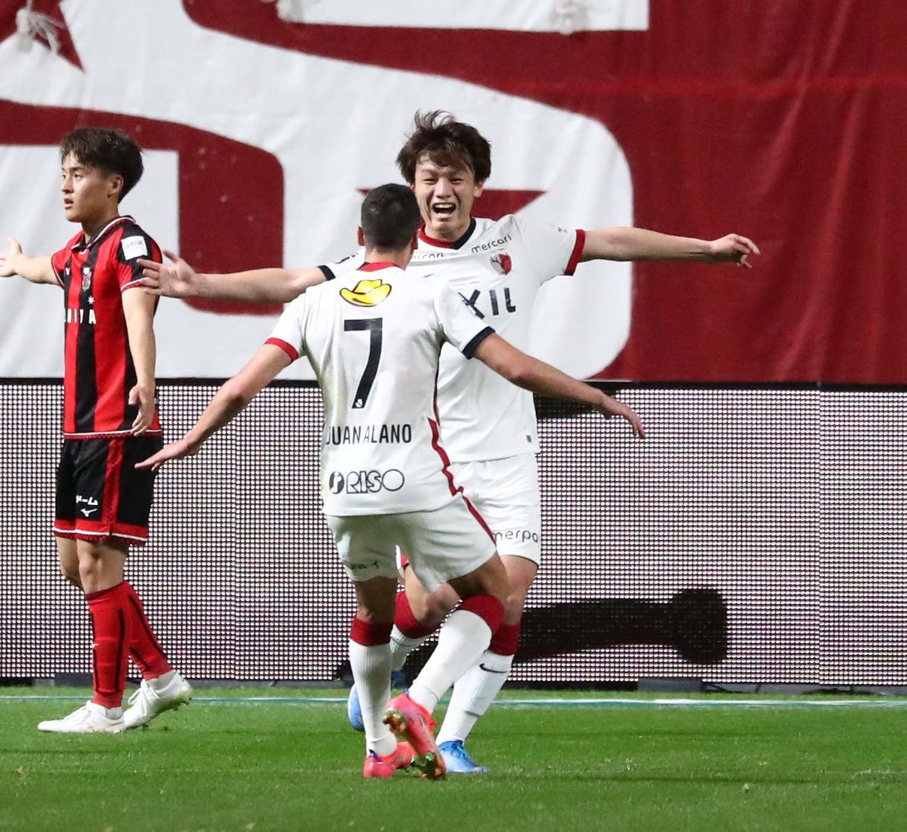 札幌対鹿島　前半20分、ゴールを決め喜ぶFW上田（撮影・黒川智章）