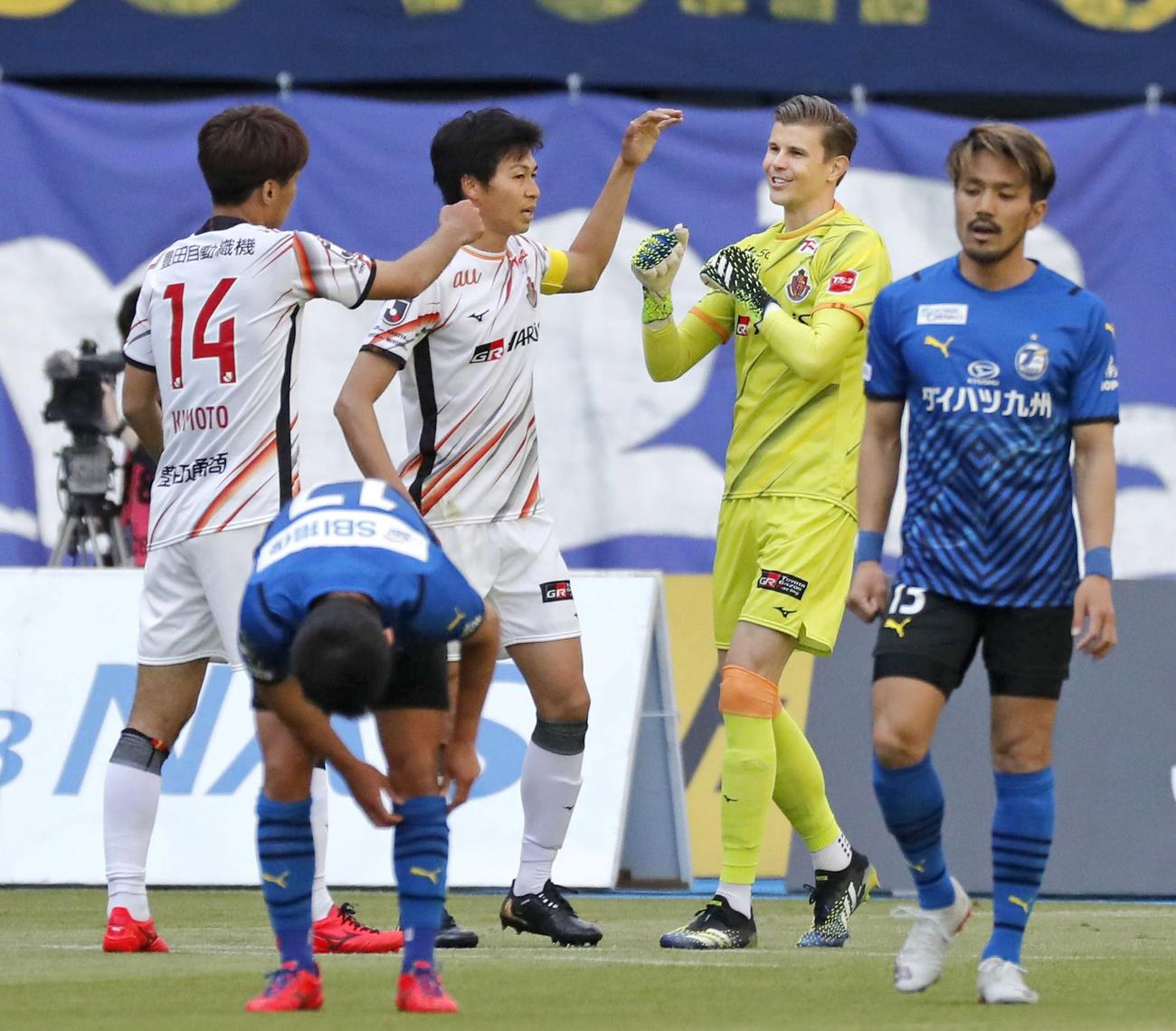 大分に快勝しタッチを交わす、左からDF木本、丸山、GKランゲラックの名古屋守備陣（共同）