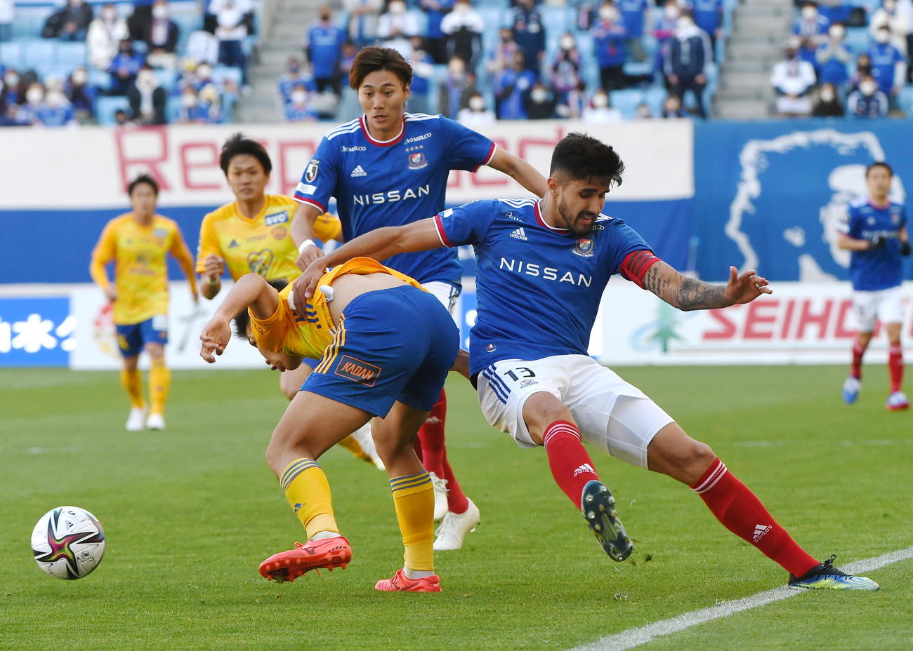 仙台対横浜　激しく競り合う横浜DFチアゴ・マルチンス（右）（撮影・山田愛斗）