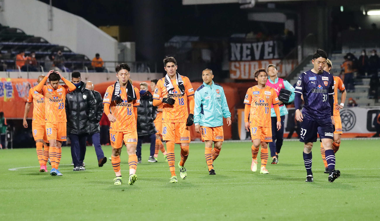 2021年4月7日の浦和戦、ホームで敗れて肩を落とす清水イレブン。前列右端はGK権田