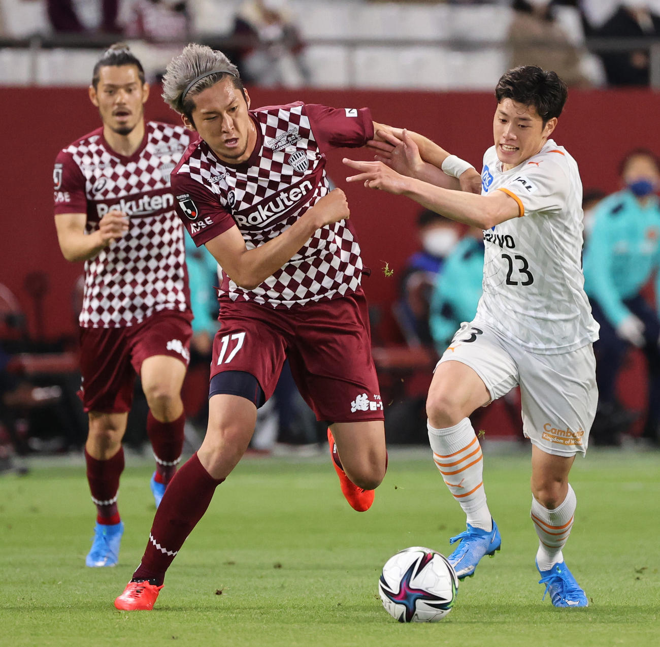 2021年4月11日の神戸戦、競り合う神戸DF菊池（左）と清水FW鈴木唯