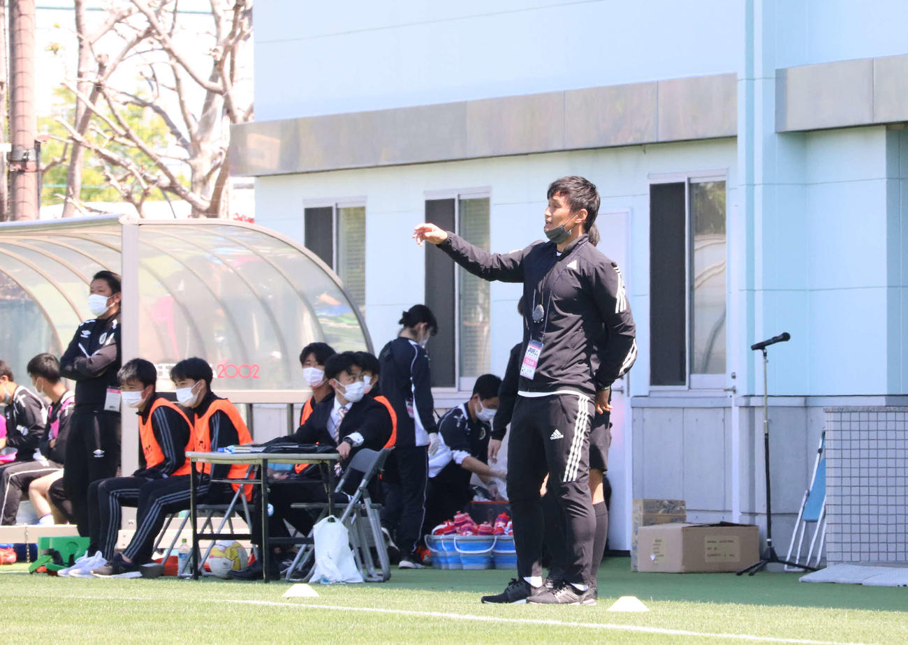 専修大と東京学芸大との試合で、テクニカルエリアから選手に指示をする専修大の安永聡太郎コーチ（右）