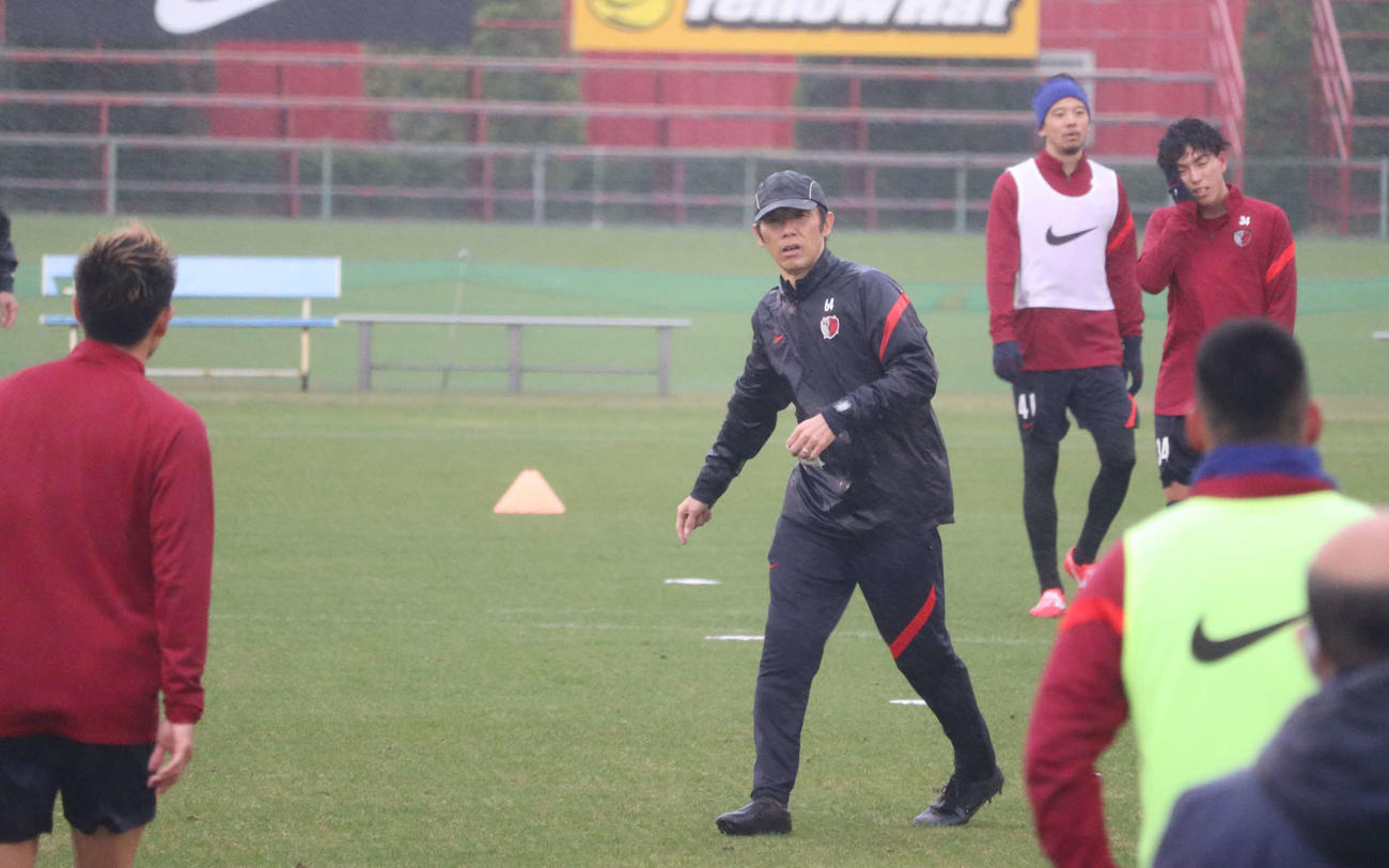 トレーニングで指示を出す鹿島の相馬監督（中央）