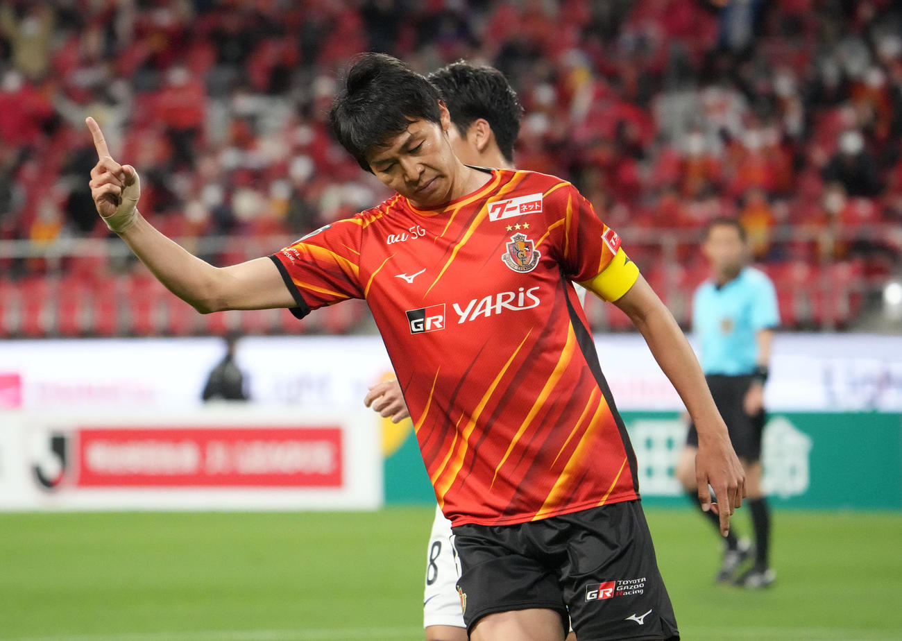 名古屋対広島　前半、先制ゴールを決めた名古屋DF丸山はガッツポーズ（撮影・森本幸一）