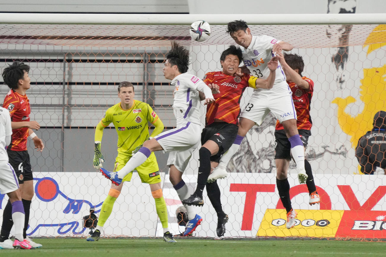 後半、広島今津（右から2人目）と競り合う名古屋DF丸山（中央）（撮影・森本幸一）