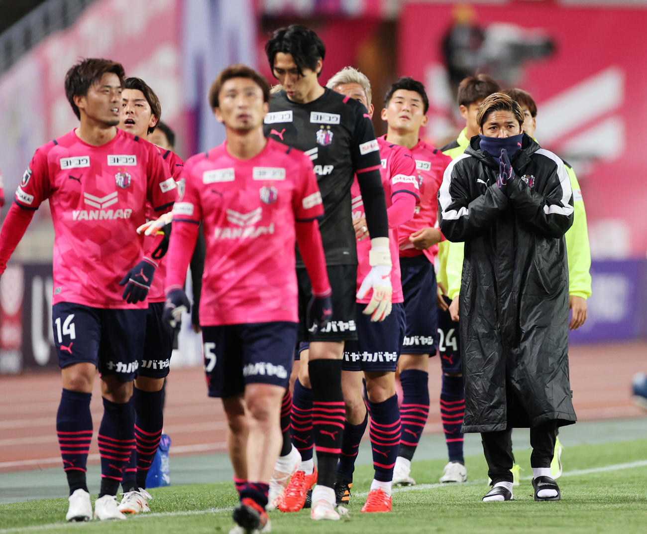 試合後のサポーターあいさつに向かうC大阪の選手たち、右は大久保嘉人