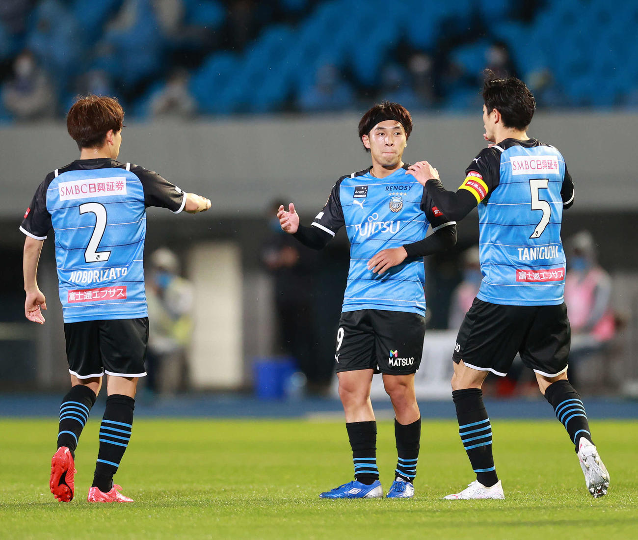 川崎F対福岡　前半、先制ゴールを決め祝福される川崎F・FW遠野（中央）（撮影・江口和貴）