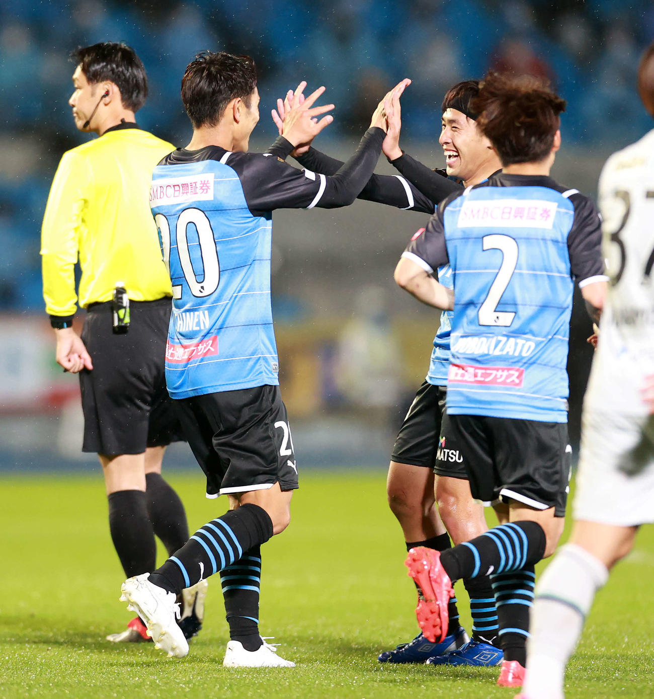 川崎F対福岡　後半、ゴールを決め川崎F・FW遠野（中央右）とタッチをかわす同FW知念（撮影・江口和貴）