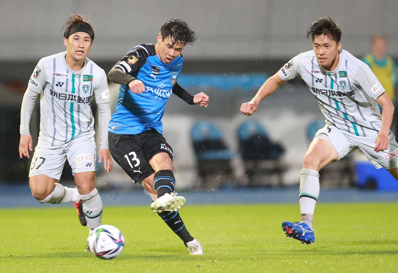 川崎F対福岡　後半ロスタイム、ゴールを決める川崎F・DF山根（中央）（撮影・江口和貴）