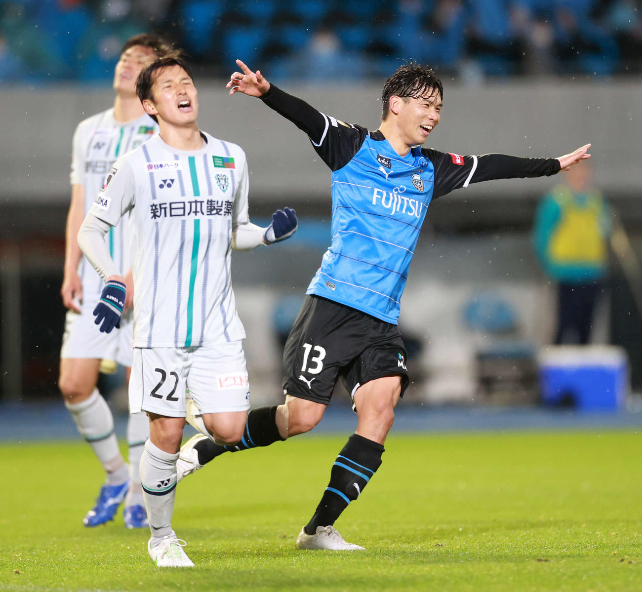 川崎F対福岡　後半ロスタイム、ゴールを決め歓喜する川崎F・DF山根（右）（撮影・江口和貴）