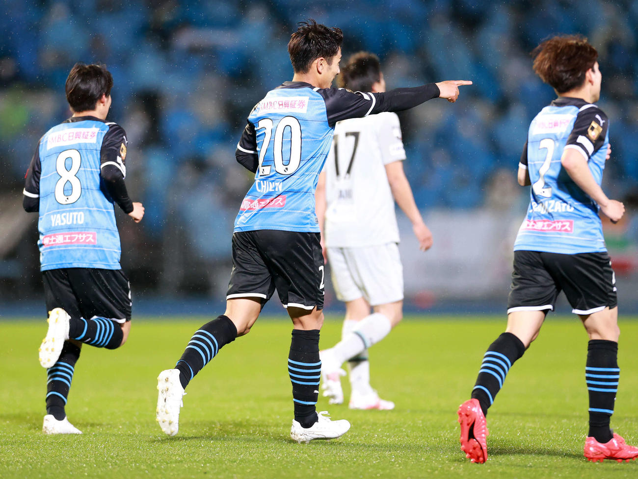 川崎F対福岡　後半、ゴールを決めた川崎F・FW知念（中央）（撮影・江口和貴）