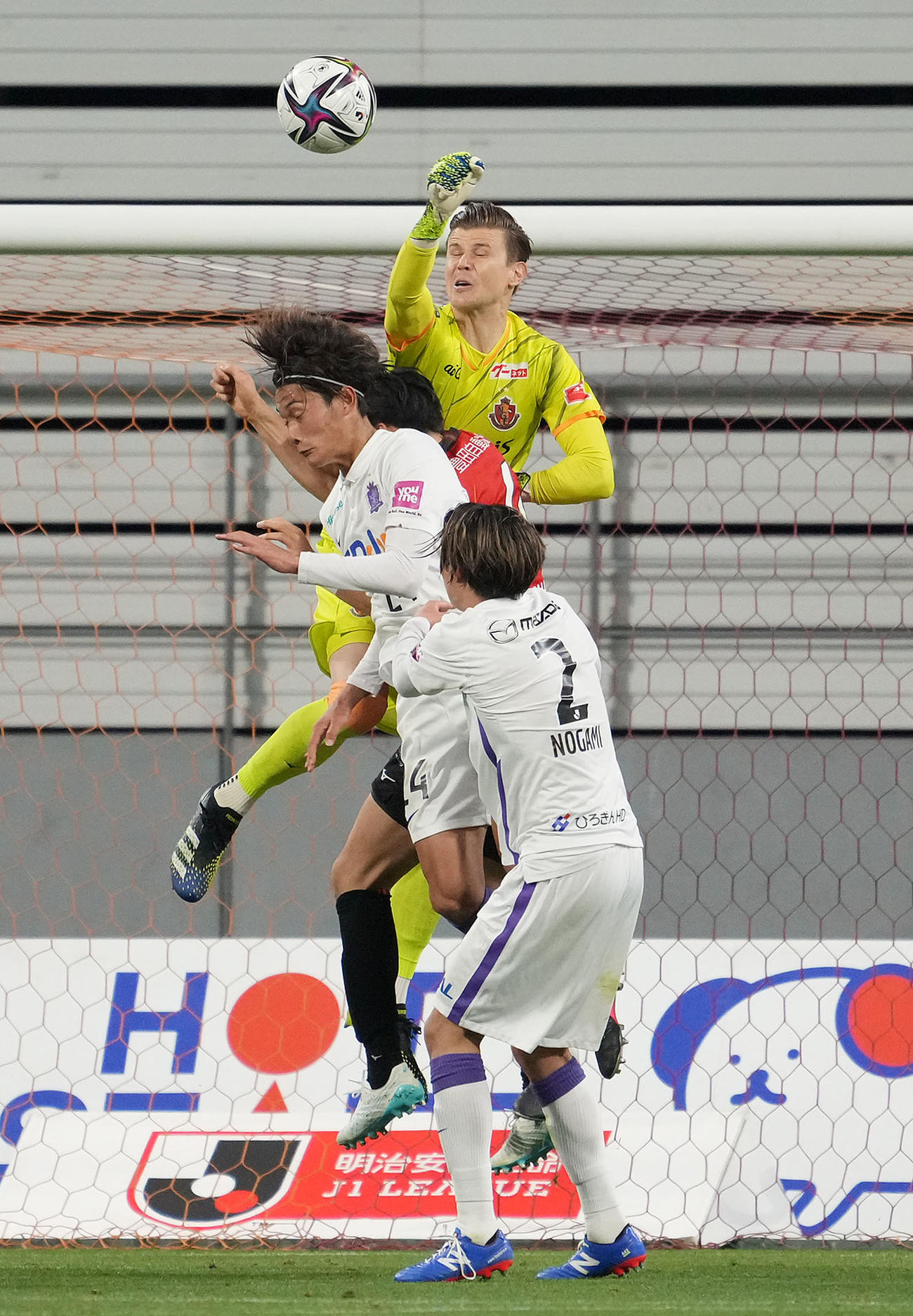 後半、パンチングでセーブする名古屋GKランゲラック（撮影・森本幸一）