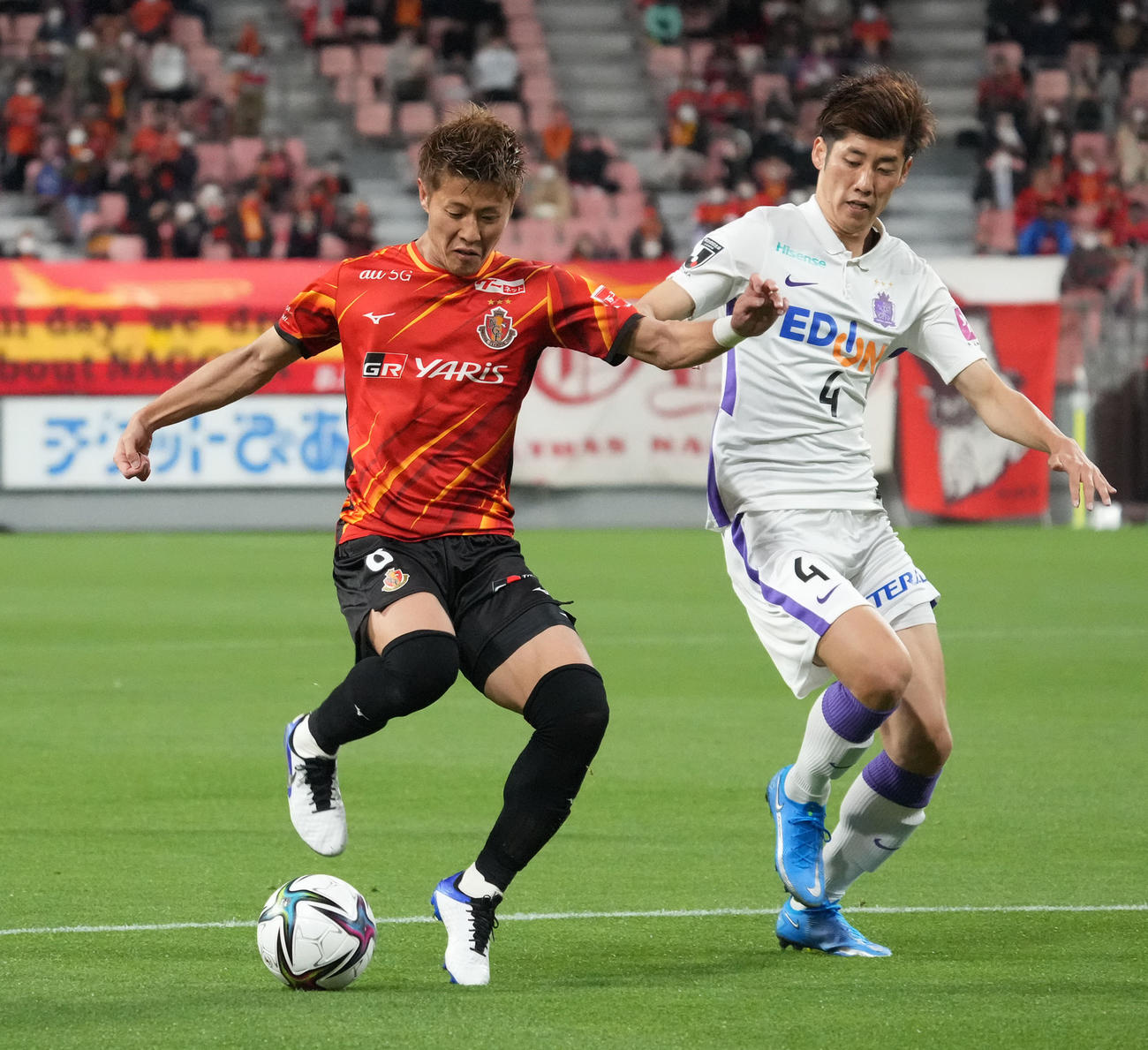 前半、前半、広島DF荒木（右）と競り合う名古屋FW柿谷（左）（撮影・森本幸一）