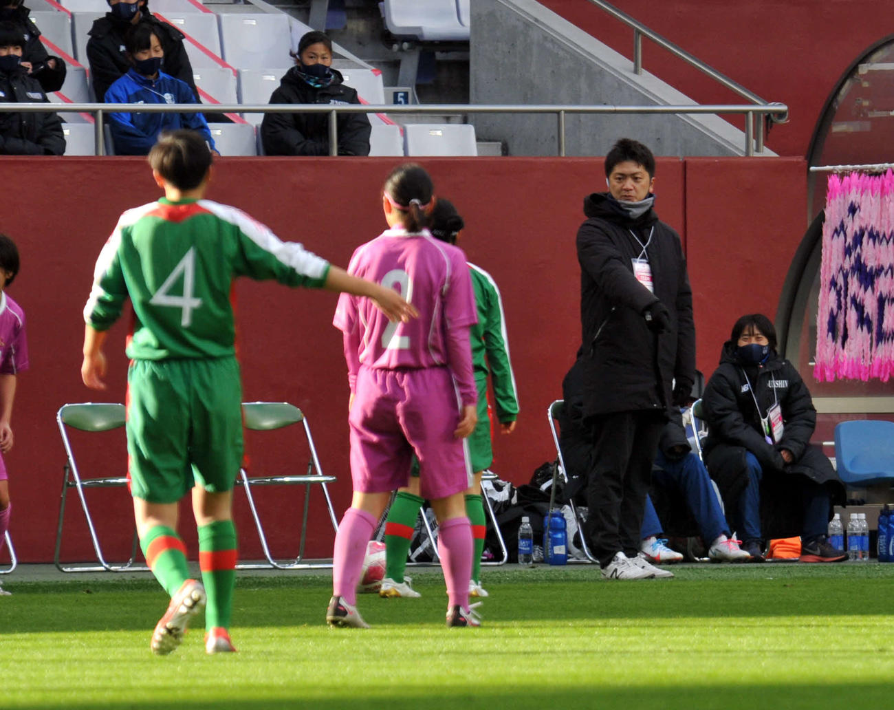 1月の全日本高校選手権決勝で、選手に指示を伝える中村氏（右）
